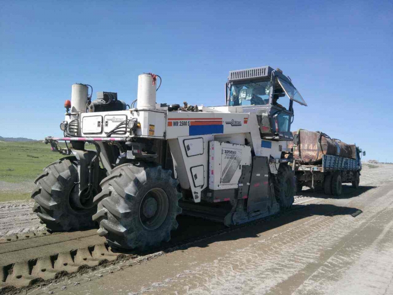 冷再生机在新疆乌鲁木齐中铁三局